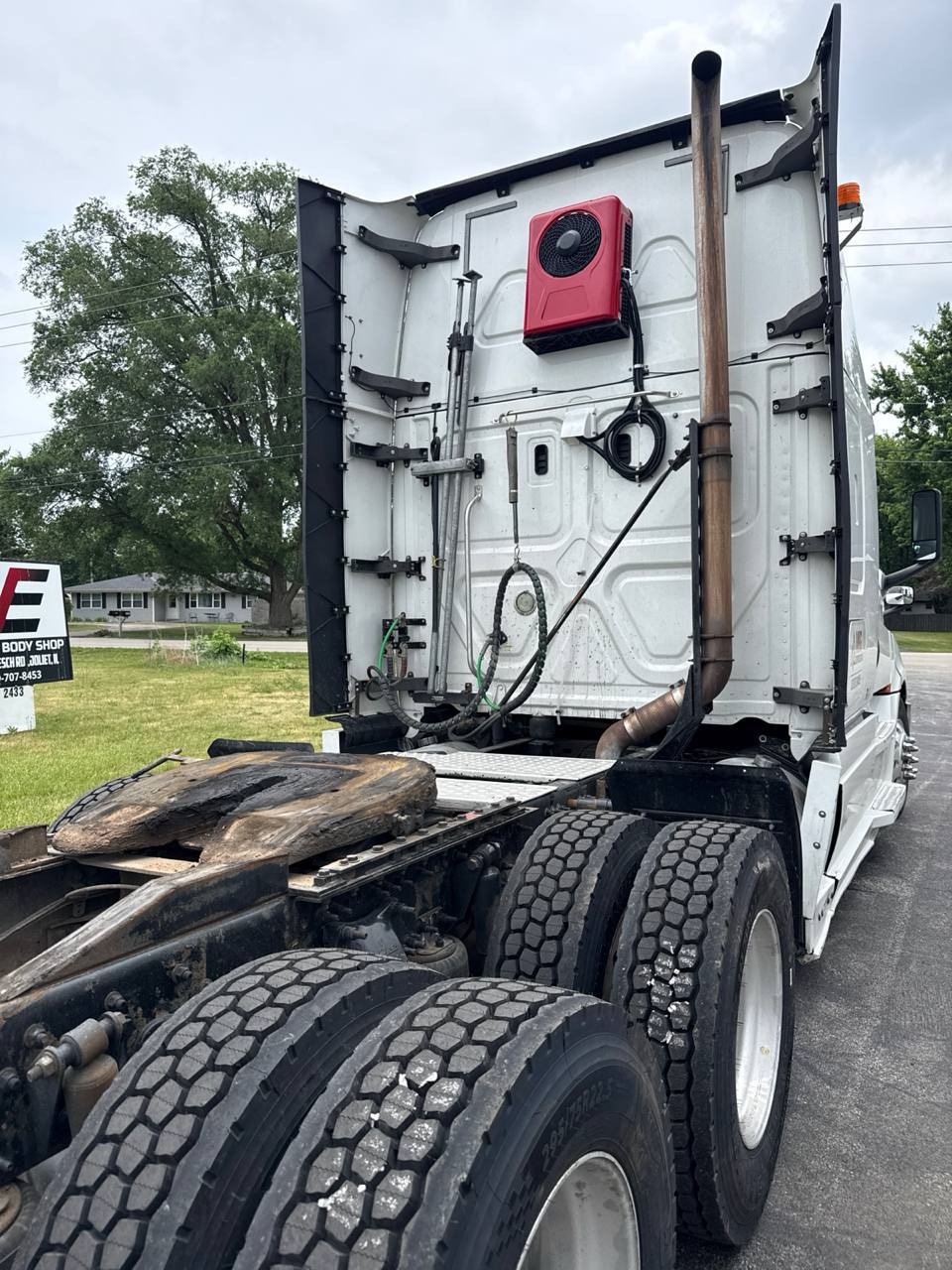 Air conditioner installed on a commercial truck
